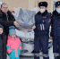 Сотрудники ГИБДД Татарстана подарили семье, которой помогли добраться до роддома, детское автокресло - Нурлат-⁠информ