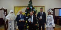 Дамир Ишкинеев снял с новогодней елки 5 снежинок с пожеланиями юных нурлатцев - Нурлат-⁠информ