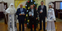 Дамир Ишкинеев снял с новогодней елки 5 снежинок с пожеланиями юных нурлатцев - Нурлатский район