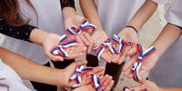 Активисты школы №3 отметили День государственного флага России раздачей триколорных ленточек - Нурлат-⁠информ