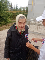 Активисты школы №3 отметили День государственного флага России раздачей триколорных ленточек