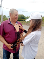 Активисты школы №3 отметили День государственного флага России раздачей триколорных ленточек